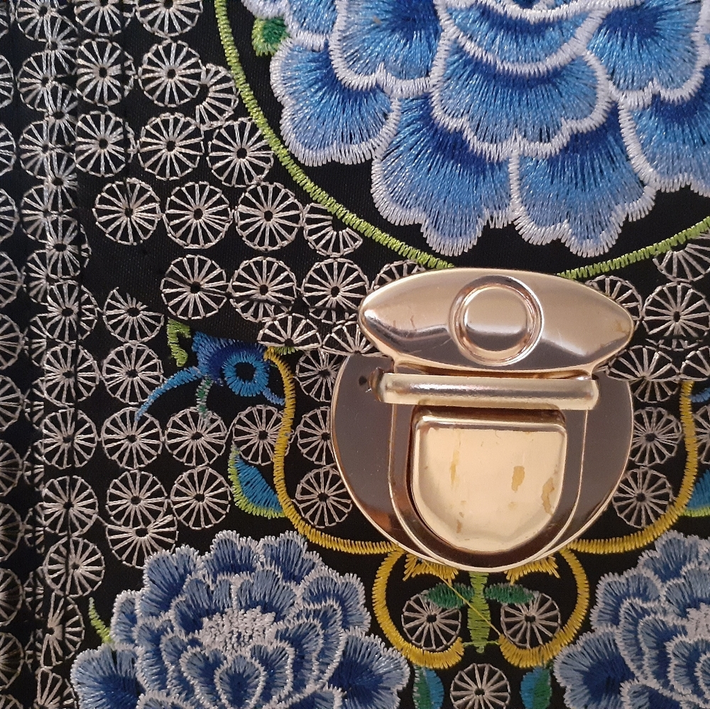*NWOT* Crossbody Embroidered Clasp Bag - Picture 6 of 6